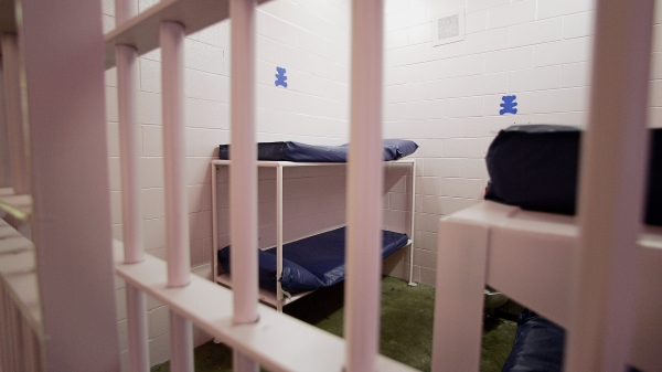 2006年11月14日在密蘇里州布法羅市新塗漆的達拉斯縣監獄的牢房視圖，粉紅色配上藍色的泰迪熊配色。達拉斯縣拘留中心正在重新粉刷一些柔和的粉紅色，以期更好地管理有時動蕩的被拘留者。