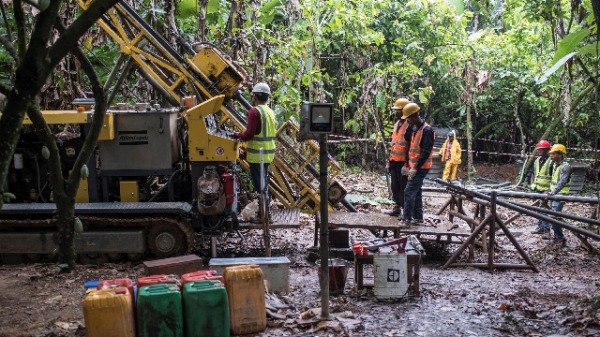 2018年5月29日，奈及利亞一個礦物勘探鑽探隊在奧森州以利沙市附近一處工地上鑽孔勘探。