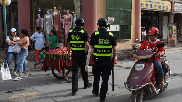 中國政府針對少數民族，持續實施同化措施。圖為2019年6月4日，警察在新疆喀什巡邏。