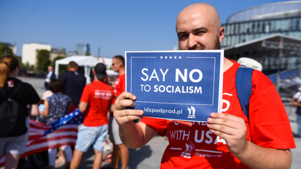 一个“对社会主义说不”的标语。