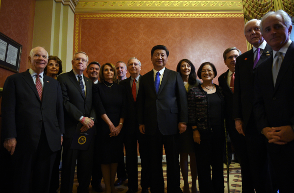 2015年9月，习近平访美，在华盛顿特区会见麦康奈尔、佩洛西等参众两院的领导人。