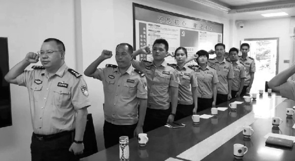 徐闻县公安局副局长吴宗波（图左）。 （图片来源：徐闻县公安局网站）