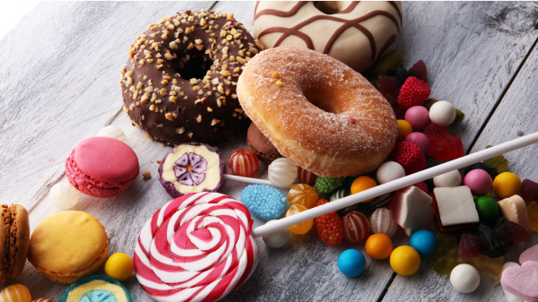 甜点摄入过多，易导致人体内血脂上升，容易诱发血栓以及脑梗问题。