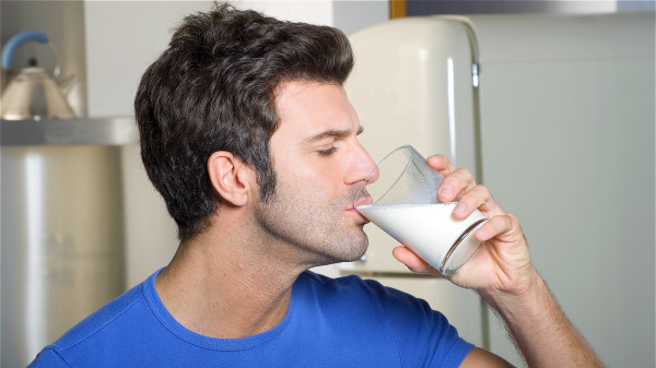 每天喝牛奶可以起到很好的补钙效果。