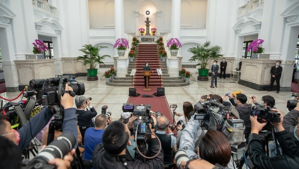 2021年2月9日，蔡英文在總統敞廳對國人進行談話。