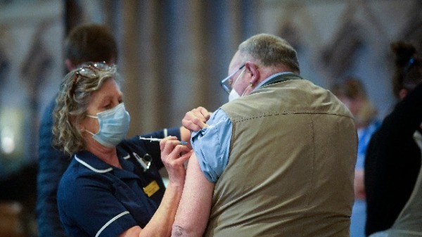 一名美国男子正在接种COVID-19病毒疫苗。