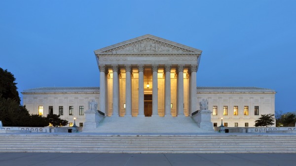 圖為暮色中的美國最高法院大廈。（圖片來源：Joe Ravi/Wikipedia/CC-BY-SA 3.0）