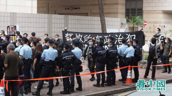 2021年3月1日，47名民主派人士提堂，西九龙裁判法院外出现人潮，声援被捕人士。（图片来源：李天正/看中国）
