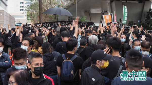 大批黑衣市民在西九龍裁判法院外聲援47位被捕民主派人士。（圖片來源：李天正/看中國）