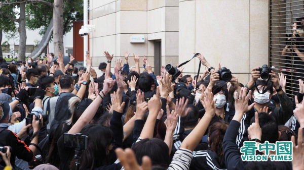 場外市民高舉五一手勢，齊呼「五大訴求，缺一不可」，更有市民一度大喊「光復香港，時代革命」口號。（圖片來源：李天正/看中國）