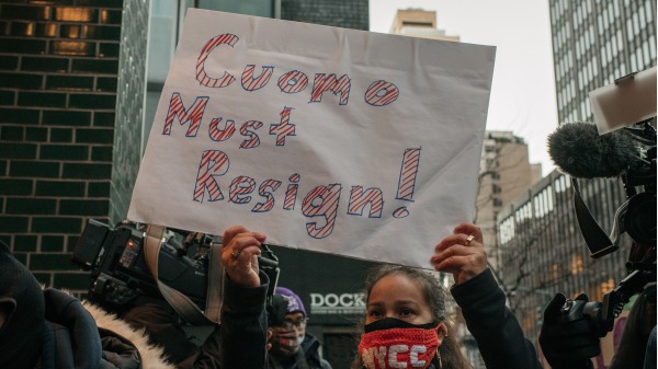 2021年3月2日，在纽约市的抗议集会上，集会者手持“库默辞职”的标牌。（图片来源：Scott Heins/Getty Images）