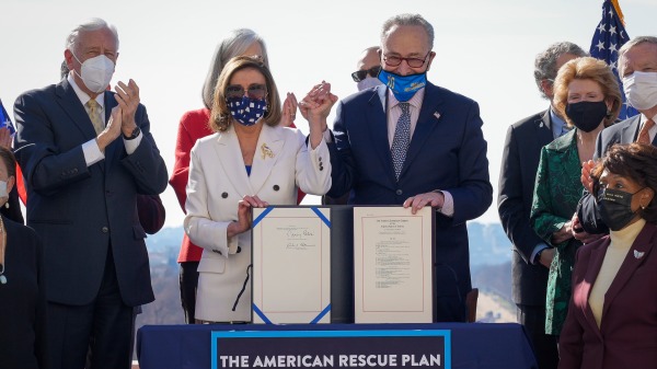 2021年3月10日，美國國會眾議院議長佩洛西和參議院多數黨領袖舒默簽署1.9萬億紓困法案。（圖片來源：）