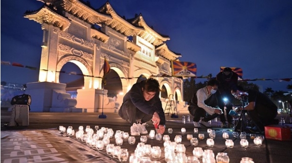 3月10日晚，在臺藏人協會在臺北自由廣場舉行了「世界和平祈福點燈法會」（圖片來源：自由亞洲電臺）