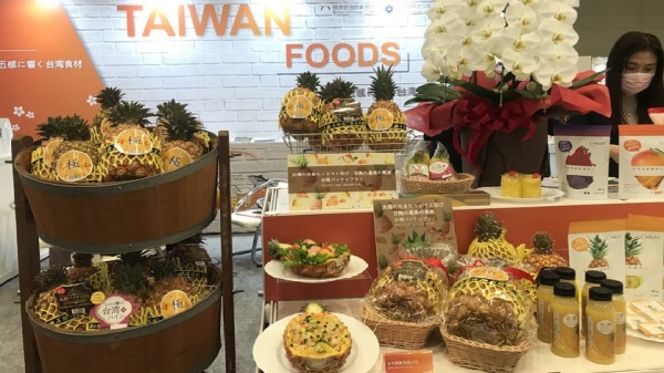 农委会主委陈吉仲今天宣布，凤梨、芒果、火龙果将进军东奥。图为日本第46届东京国际食品展上的台湾凤梨相关产品。
