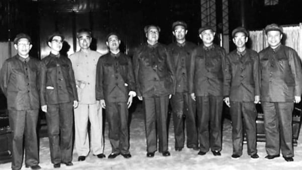 1966年9月15日，毛泽东与张春桥、江青、周恩来、姚文元、戚本禹、王力、关锋等人合影