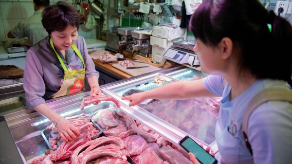 北京市场的摊位上猪肉价格飞涨（图片来源：credit should read NICOLAS ASFOURIAFP via Getty Images)(16:9)
