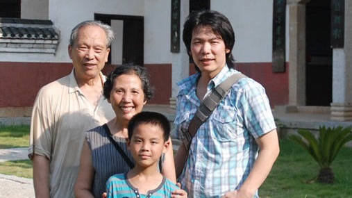 中國歷史學者呂加平（左一）3月11日晚在北京病逝，享年79歲。圖為呂加平一家人合影。