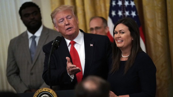 图为2019年6月，时任美国总统川普和他的白宫新闻秘书萨拉・桑德斯（Sarah Sanders）在一次白宫活动中。（图片来源：Alex Wong/Getty Images）