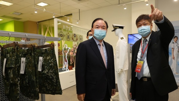全聯董事長林敏雄（前左）參觀「國防部國軍服裝供售站－大直門市」賣場。