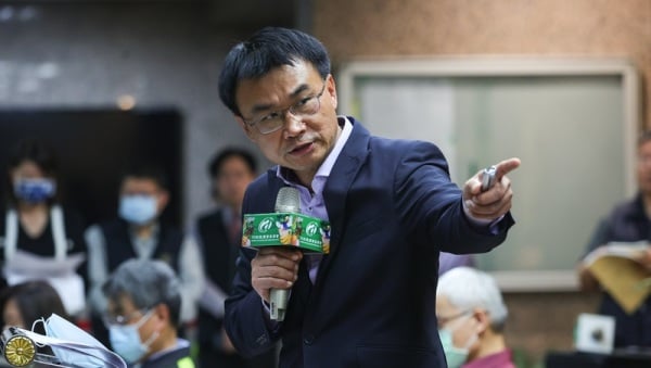 针对中国国台办称去年台湾凤梨有28次不合格，农委会主委陈吉仲表示，中国这样子是完全不符合国际贸易规范。