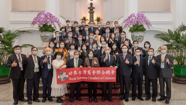 总统蔡英文18日上午接见“世界台湾商会联合总会第27届回国访问暨投资考察团”，并与访宾在总统府敞厅合影。