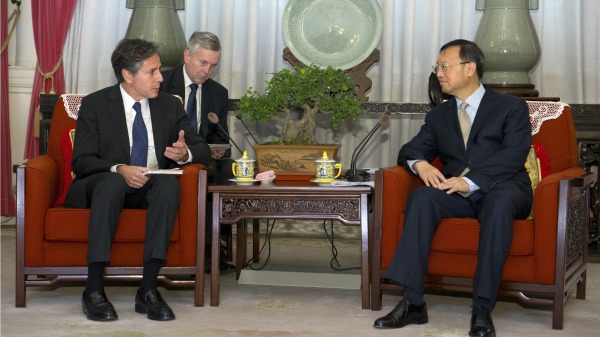 2015年10月8日，时任美国副国务卿布林肯与中央政治局委员杨洁篪在中南海会面（图片来源：Mark Schiefelbein/AFP via Getty Images）