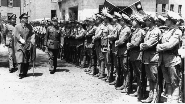 白崇禧（左）督战国军大败林彪共军后，蒋介石（中）视察沈阳国军。