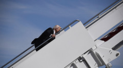 焦點：拜登走上空軍一號時連續摔倒(圖視頻)