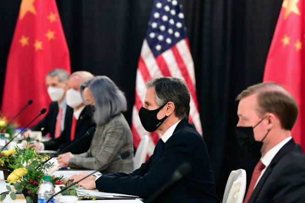 2021年3月18日，美中高層會晤在美國阿拉斯加舉行。圖為美國國務卿布林肯（右二）和國家安全顧問蘇利文（右一）（圖片來源：FREDERIC J. BROWN/POOL/AFP via Getty Images）