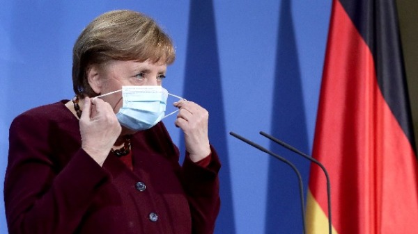 2021年3月19日，德国总理默克尔在柏林总理府的新闻发布会脱下口罩。