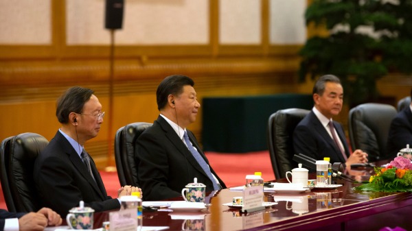 2019年7月3日，杨洁篪、习近平和王毅在北京会见保加利亚总统。(图片来源：Mark Schiefelbein - Pool/Getty Images)