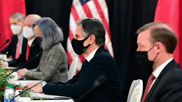 美国国务卿布林肯（右二）和国家安全顾问苏利文（右一）。图为2021年3月18日，美中高层会晤在美国阿拉斯加举行。
