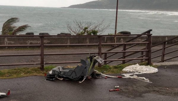 2架戰鬥機疑擦撞墜海，22日警方尋獲一傘具連座椅。