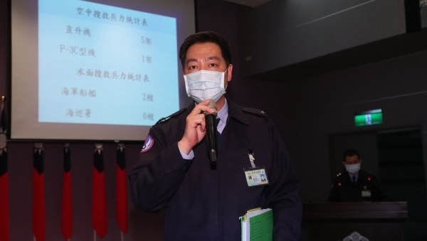 國防部空軍司令部少將後勤處長林志宏22日對外說明彈射椅採購情形。