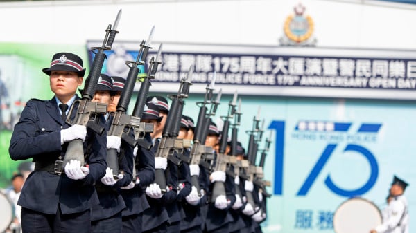 港警持步枪步操（图片来源：香港政府新闻网）