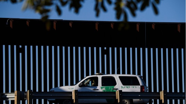 2021年2月19日，美國聖地牙哥的美墨邊境，一輛美國邊境巡邏車停在邊境牆附近