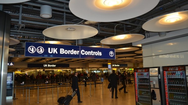 英国伦敦希思罗国际机场边境检查区。