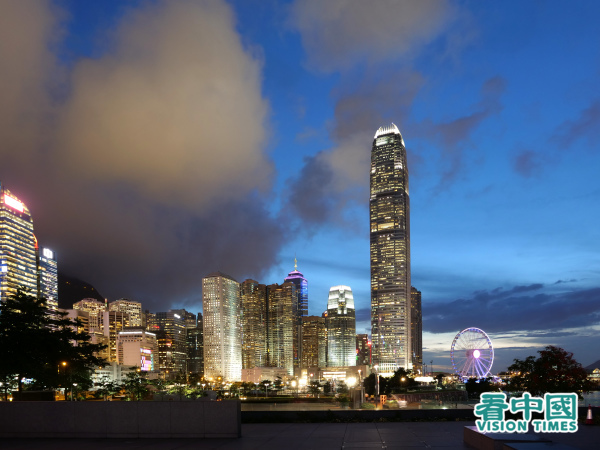 俯瞰香港維多利亞港的摩天大廈國際金融中心（IFC）二期，是香港作為世界級金融中心的地標。（圖片來源：龐大衛/看中國）