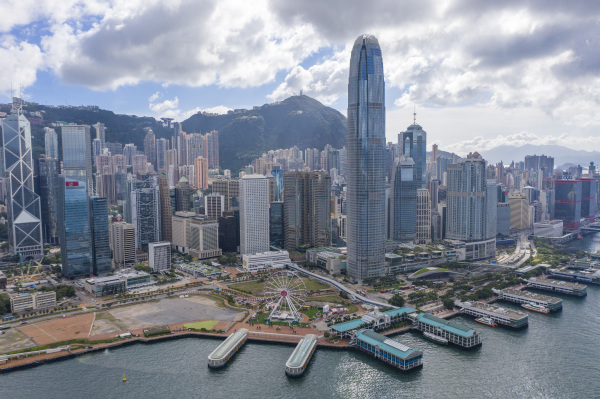 俯瞰香港维多利亚港的摩天大厦国际金融中心（IFC）二期，是香港作为世界级金融中心的地标。（图片来源：庞大卫/看中国）