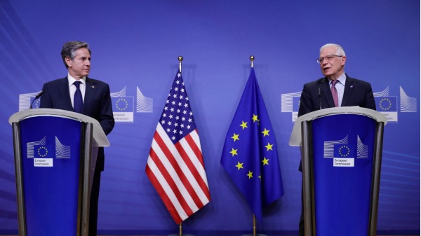 2021年3月24日，美国国务卿布林肯在布鲁塞尔与欧盟外交官员博雷利举行新闻会（图片来源：OLIVIER HOSLET/POOL/AFP via Getty Images）