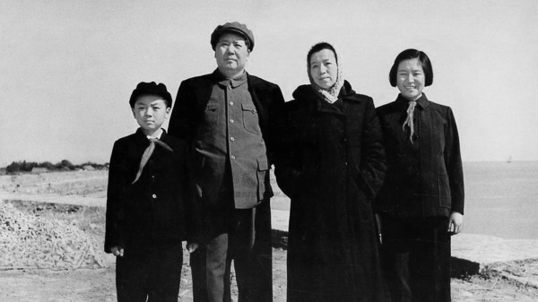 1954年，毛远新、毛泽东、江青、李讷合影（由左至右）。