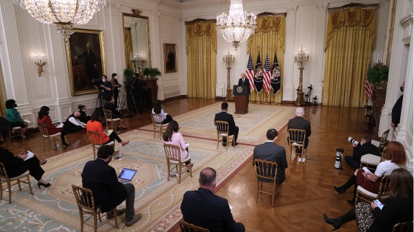 2021年3月25日，美国总统拜登上任64天后首次召开新闻会，接受记者提问。（图片来源：Chip Somodevilla/Getty Images)