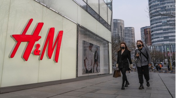 示意图：近期因H&M去年拒用新疆棉花声明被当局翻出，从而引发中国抵制浪潮（图片来源：Kevin Frayer/Getty Images）