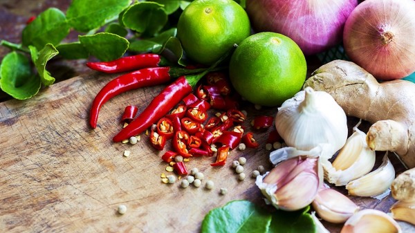 “吃辣”并不单指辣椒，而是包括辣椒、姜、葱、大蒜等，中医称这些食物叫“辛”。