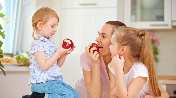 媽媽跟小孩吃蘋果