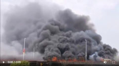 江西大桥车辆爆炸桥面烧穿无人伤亡(视频图)