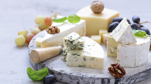 乳酪，含鈣質、蛋白質、乳酸菌、各種營養素有補鈣作用。