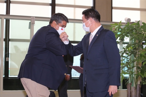 帕劳总统惠恕仁（左）28日率领访问团搭机来台，外交部长吴钊燮（右）率领相关人员前往迎接。图为吴钊燮与惠恕仁以互碰手肘方式取代握手。
