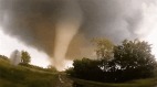 龍捲風襲擊美國東南部天昏地暗飛沙走石(圖視頻)