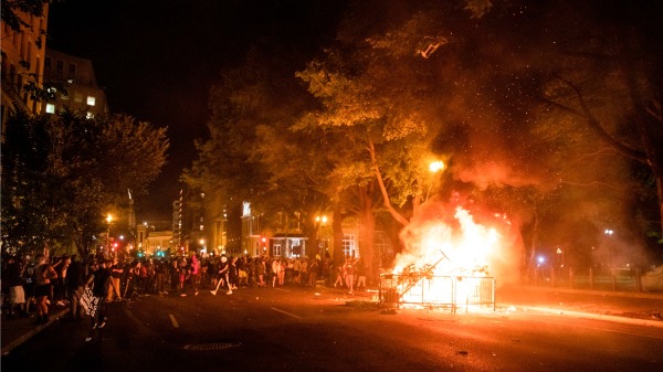 图为2020年5月31日，安提法和黑命贵抗议者在川普总统的白宫外面的附近街道上点火制造骚乱。（图片来源：Samuel Corum/AFP via Getty Images）